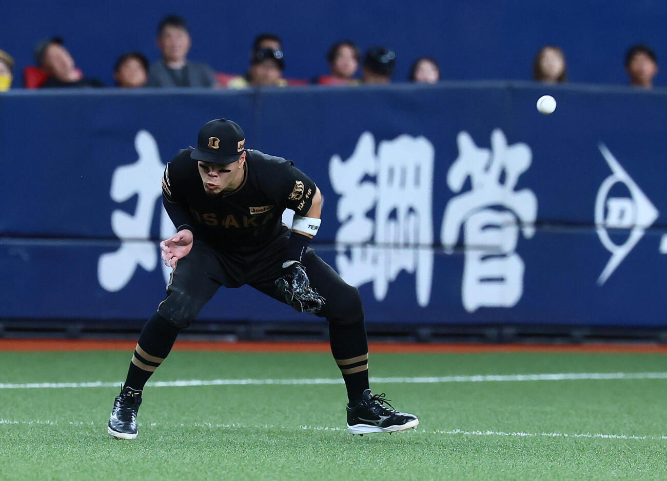 阪神対中日　5回表中日1死一塁、佐藤輝明はミゲル・サノーの打球をエラーする（撮影・加藤哉）