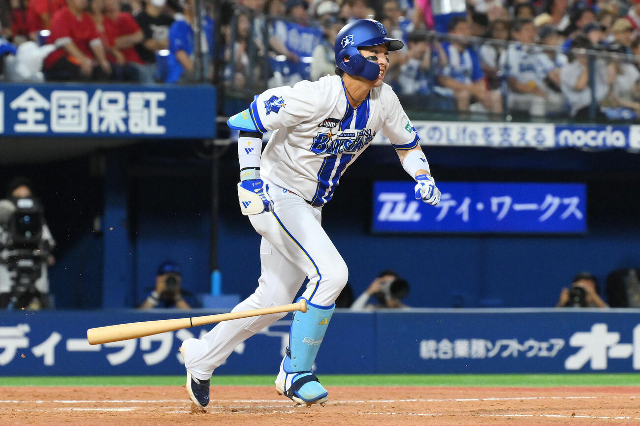 DeNA対広島　5回裏DeNA1死二塁、度会隆輝は適時打を放つ（撮影・滝沢徹郎）