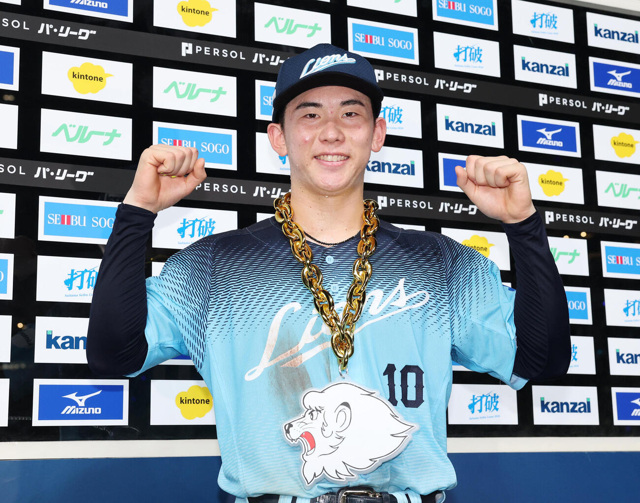 西武対ソフトバンク　勝利しガッツポーズで笑顔を見せる西武小島大河（撮影・鈴木正人）