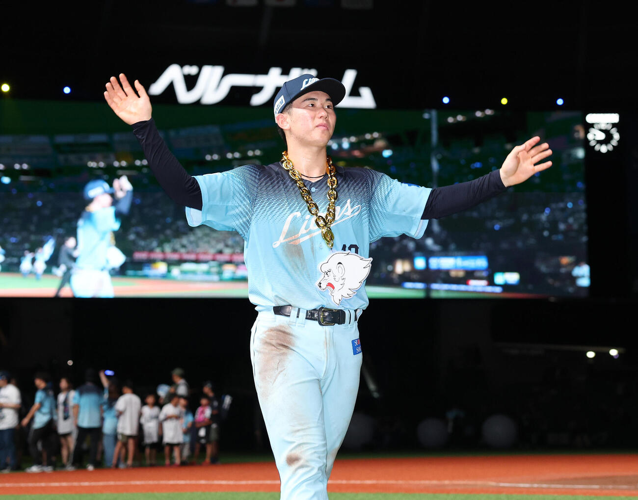 西武対ソフトバンク　勝利し手を振り引き揚げる西武小島大河（撮影・鈴木正人）