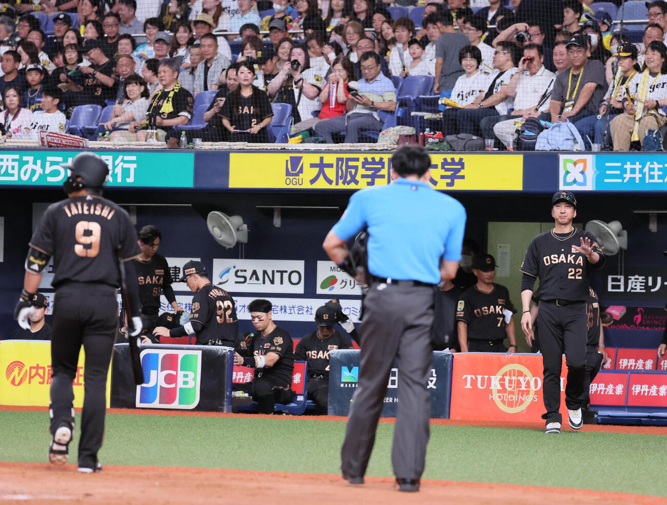 阪神対中日　8回裏阪神2死満塁、藤川球児監督（右）は代打立石正広が見逃し三振に倒れ、悔しげにベンチを出る（撮影・宮崎幸一）