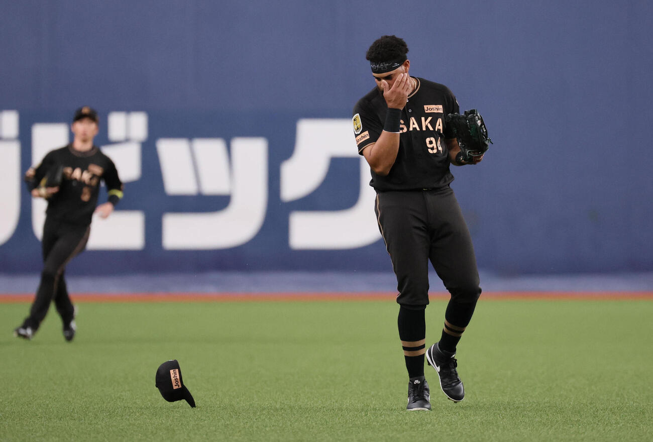 阪神対中日　2回表中日1死一、二塁、岡林勇希の飛球を追い熊谷敬宥と交錯したデルミス・ガルシア（撮影・宮崎幸一）