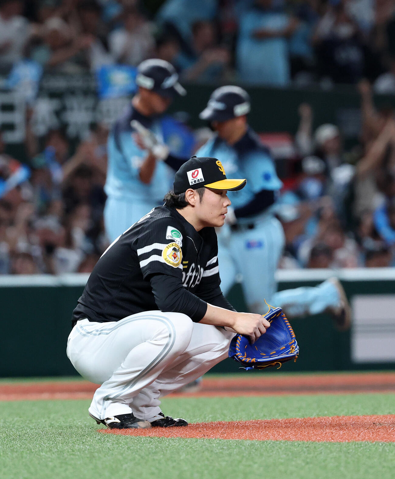 西武対ソフトバンク　8回裏西武2死二塁、小島大河（後方右）に2点本塁打を浴び、しゃがみ込むソフトバンク松本裕樹（撮影・鈴木正人）