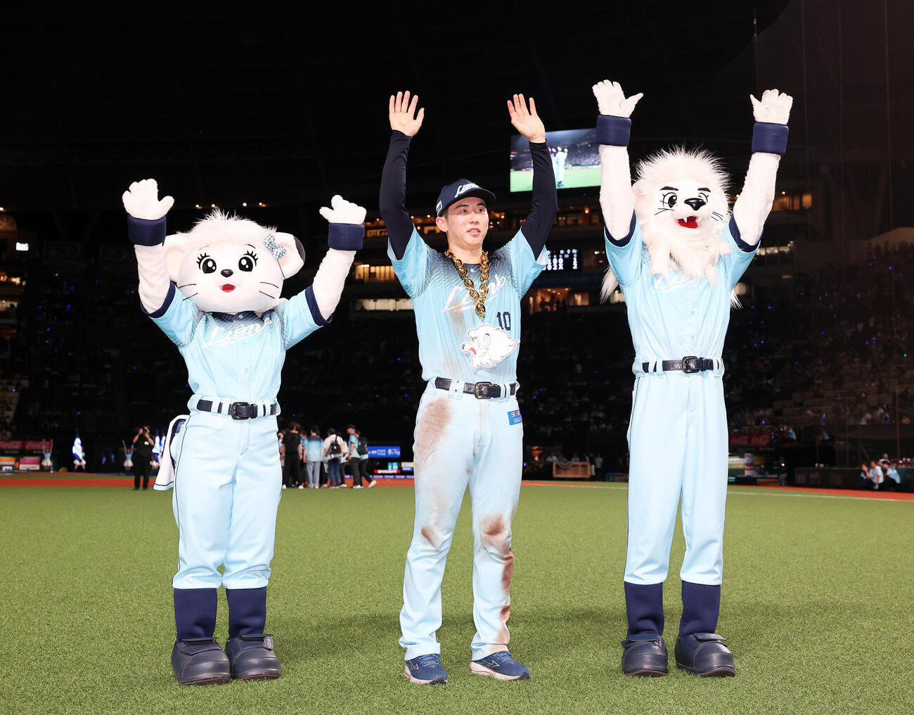 西武対ソフトバンク　勝利しファンと喜ぶ西武小島大河（撮影・鈴木正人）