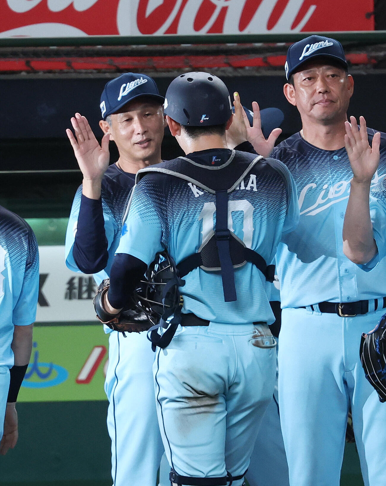 西武対ソフトバンク　勝利し西武小島大河（手前）を迎える西口文也監督（撮影・鈴木正人）
