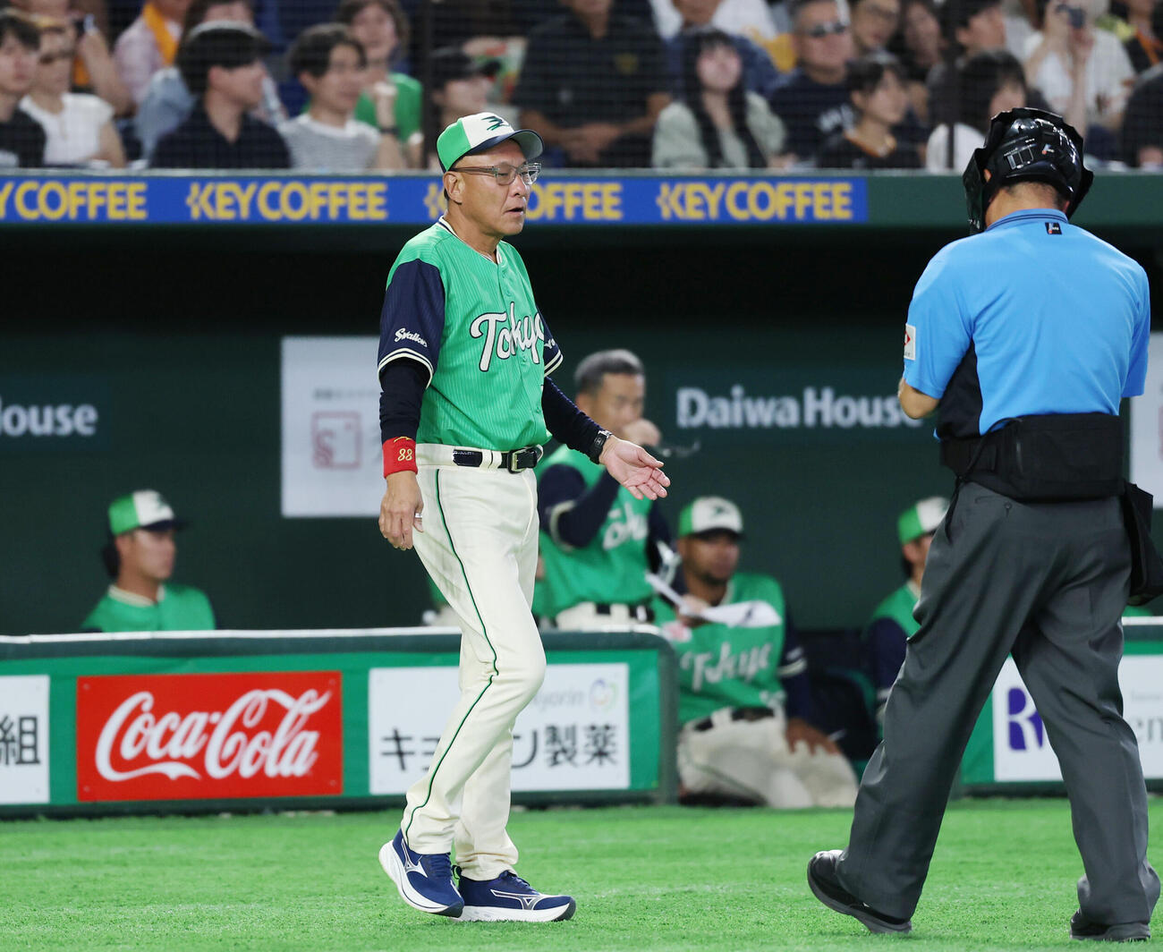 巨人対ヤクルト　3回裏巨人無死満塁、ピッチャーの交代を告げる池山隆寛監督（撮影・増田悦実）