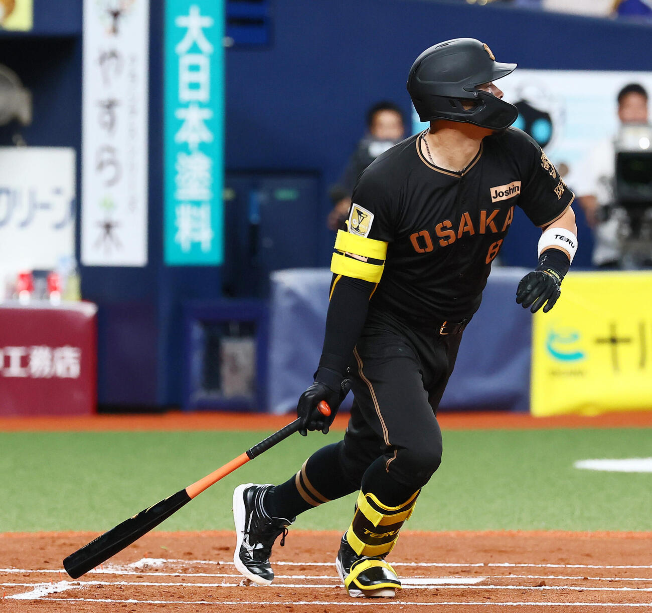 阪神対中日　1回裏阪神2死一塁、佐藤輝明は左前打を放つ（撮影・加藤哉）