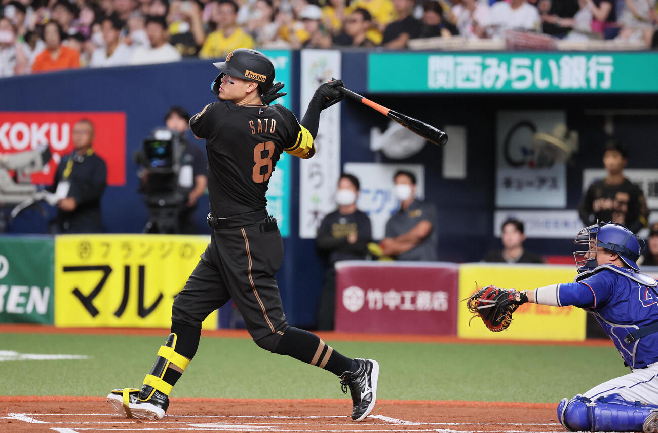 阪神対中日　1回裏阪神2死一塁、佐藤輝明は安打を放つ（撮影・宮崎幸一）