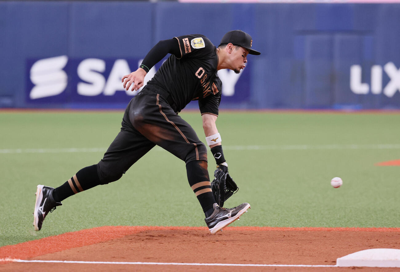 阪神対中日　7回表阪神1死、佐藤輝明は細川成也の打球をうまく握れず送球できず（撮影・宮崎幸一）