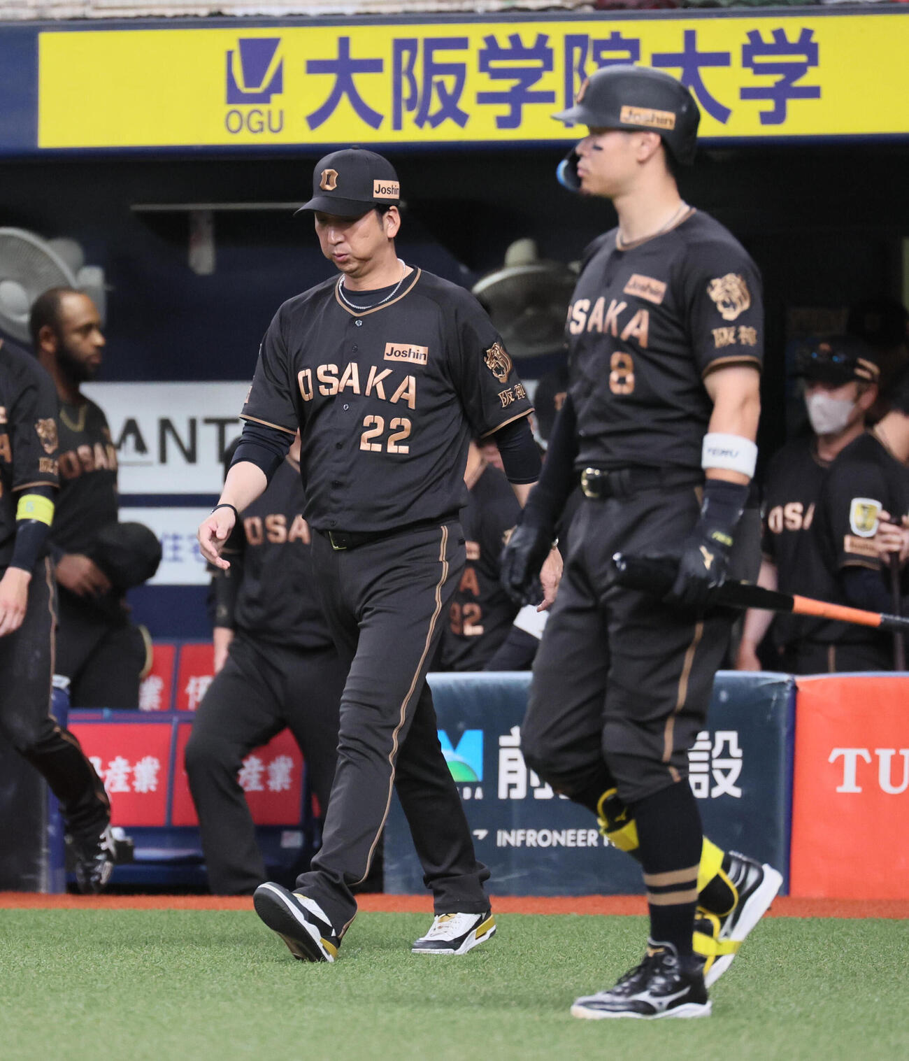 阪神対中日　中日に敗れあいさつに向かう阪神藤川球児監督。右は佐藤輝明（撮影・宮崎幸一）