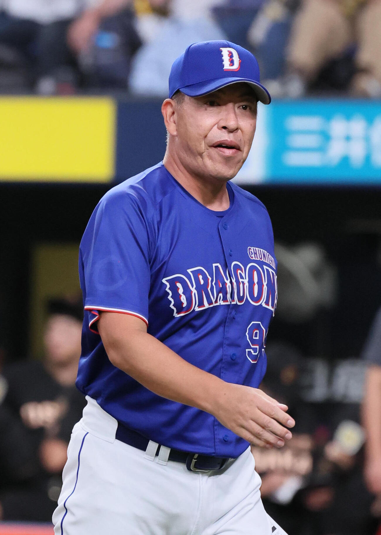 阪神対中日　7回表中日攻撃終了、交代を告げる井上一樹監督（撮影・宮崎幸一）