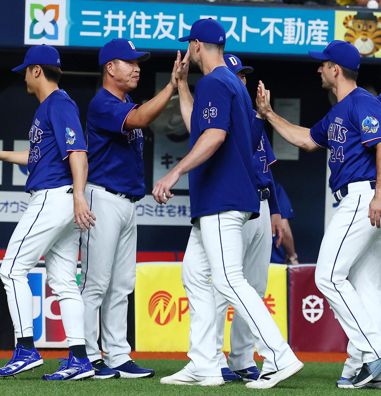 阪神対中日　勝利したカイル・マラー（右）とタッチする中日井上一樹監督（撮影・加藤哉）