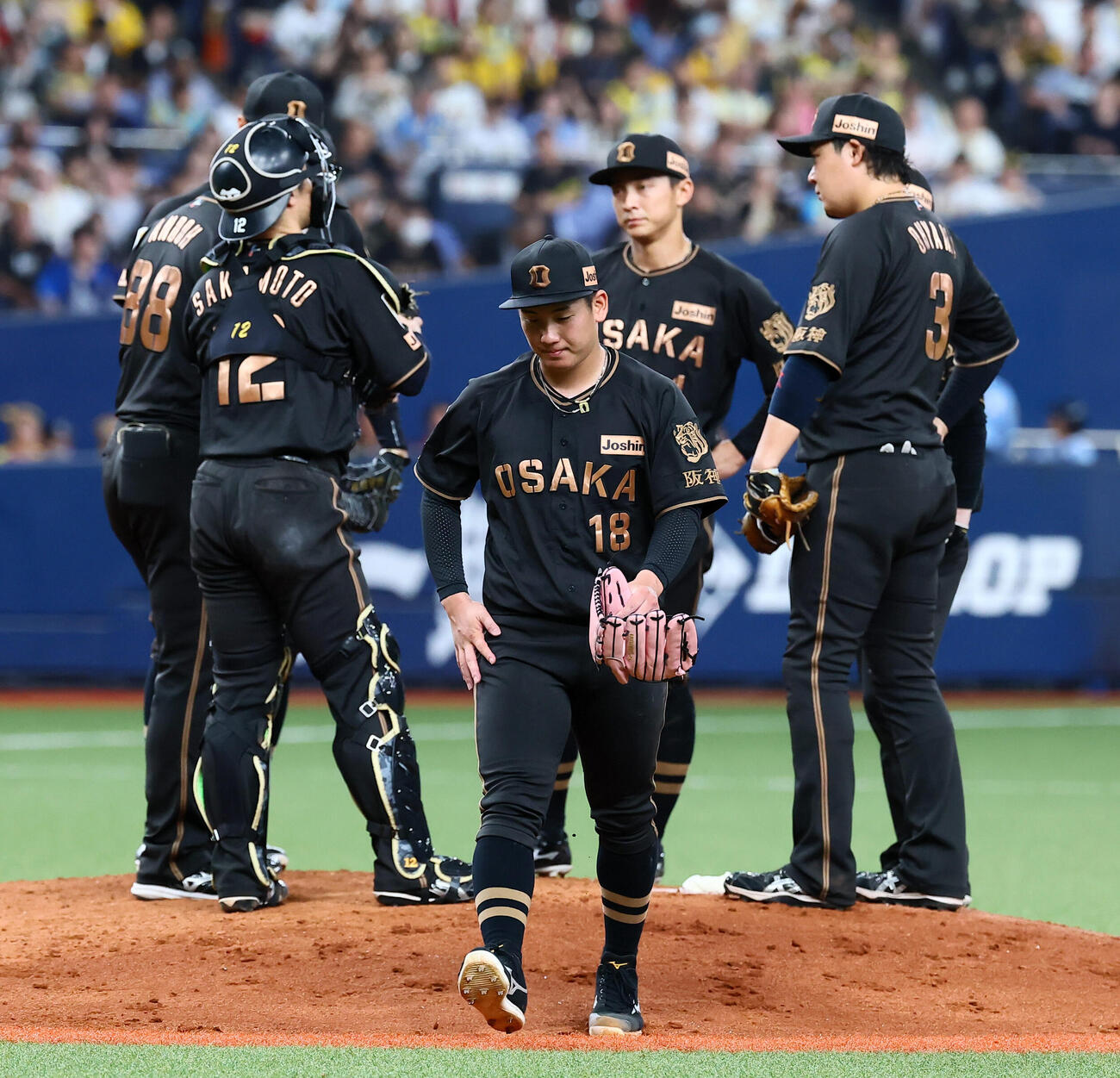 阪神対中日　5回表中日1死一塁、降板する阪神伊原陵人（撮影・加藤哉）