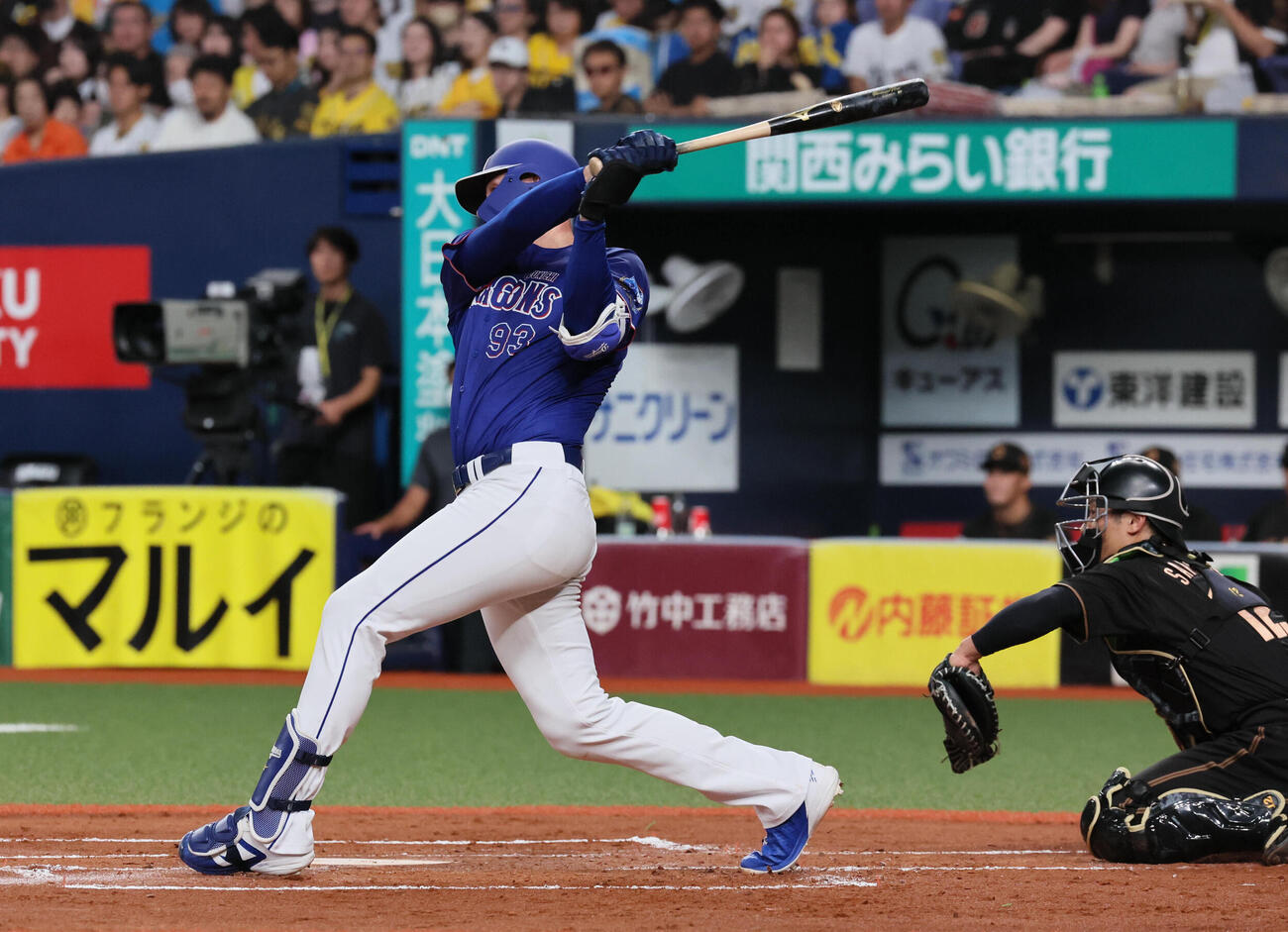 阪神対中日　2回表中日2死一、二塁、カイル・マラーは2点適時三塁打を放つ（撮影・宮崎幸一）