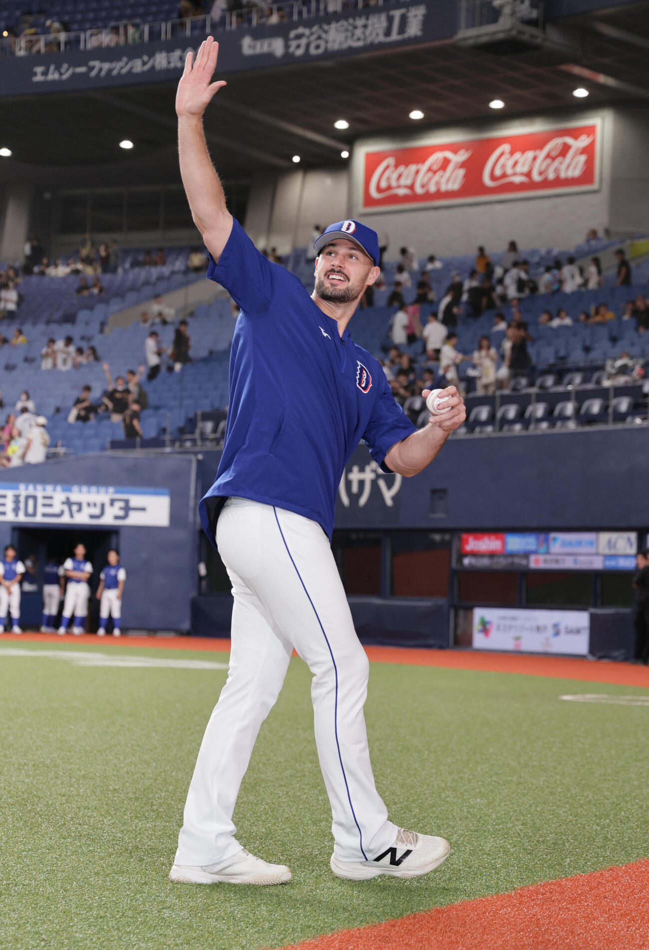 阪神対中日　4勝目を挙げた中日カイル・マラーは、ヒーローインタビューを終えてファンの称賛に応える（撮影・宮崎幸一）