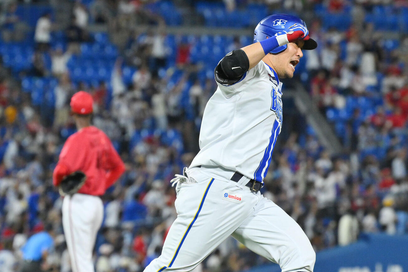 DeNA対広島　12回裏DeNA無死、サヨナラ本塁打を放ちガッツポーズする筒香嘉智（撮影・滝沢徹郎）