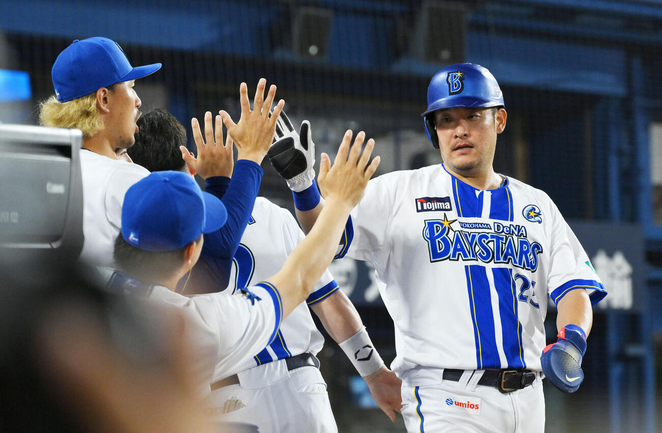 DeNA対広島　4回裏DeNA1死三塁、佐野恵太の先制適時二塁打で生還した筒香嘉智（右）は生還しチームメートとタッチをかわす（撮影・滝沢徹郎）