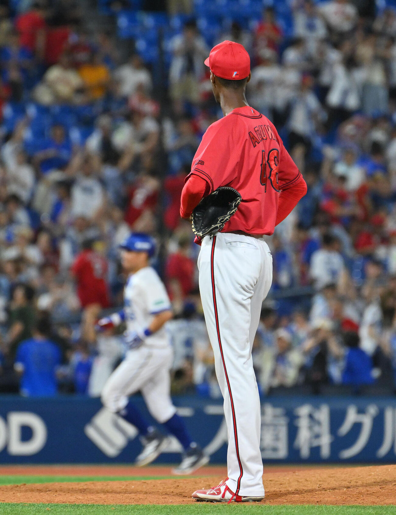 DeNA対広島　12回裏DeNA無死、筒香嘉智（後方）にサヨナラ本塁打を浴びるアドゥワ誠（撮影・滝沢徹郎）