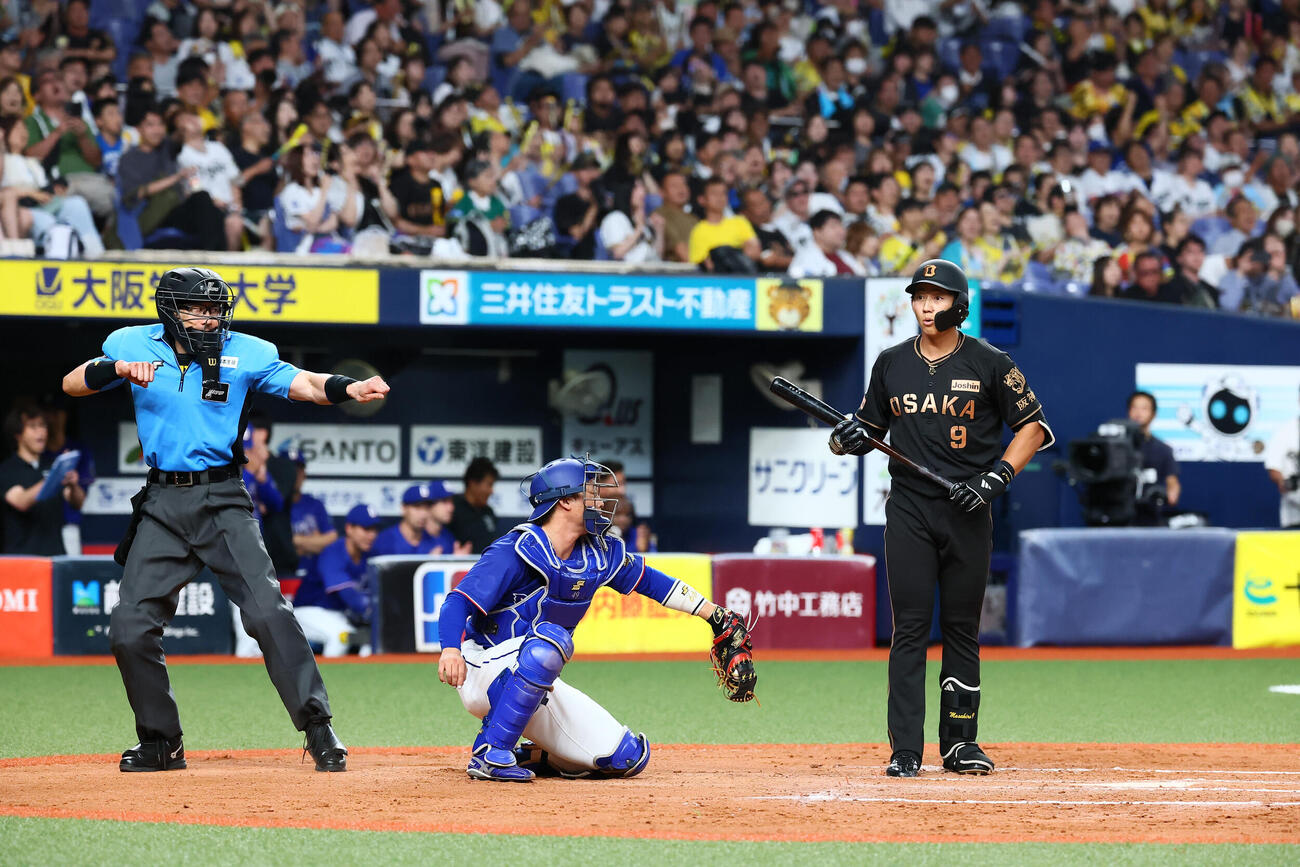 阪神対中日　8回裏阪神2死満塁、代打立石正広は見逃し三振に倒れる（撮影・加藤哉）