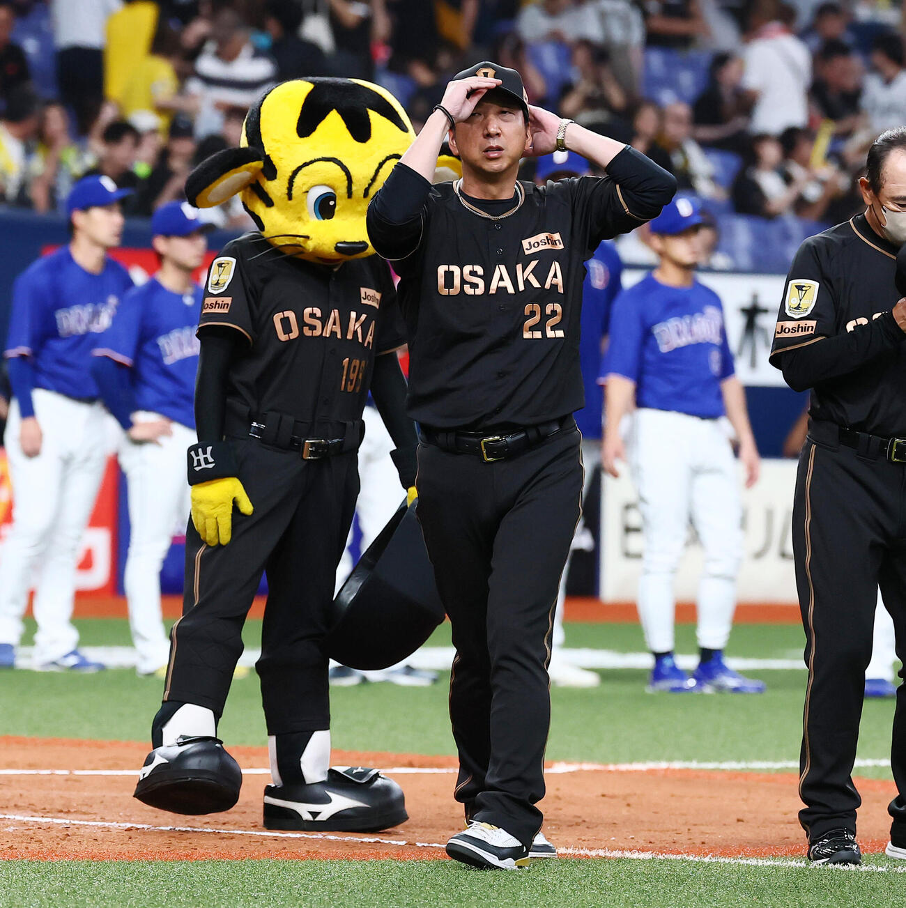 阪神対中日　中日に連敗しスタンドへあいさつする阪神藤川球児監督（撮影・加藤哉）