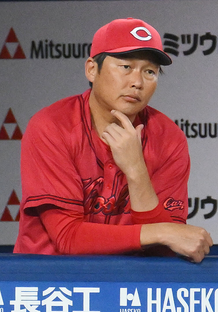 DeNA対広島　戦況を見守る広島新井貴浩監督（撮影・滝沢徹郎）