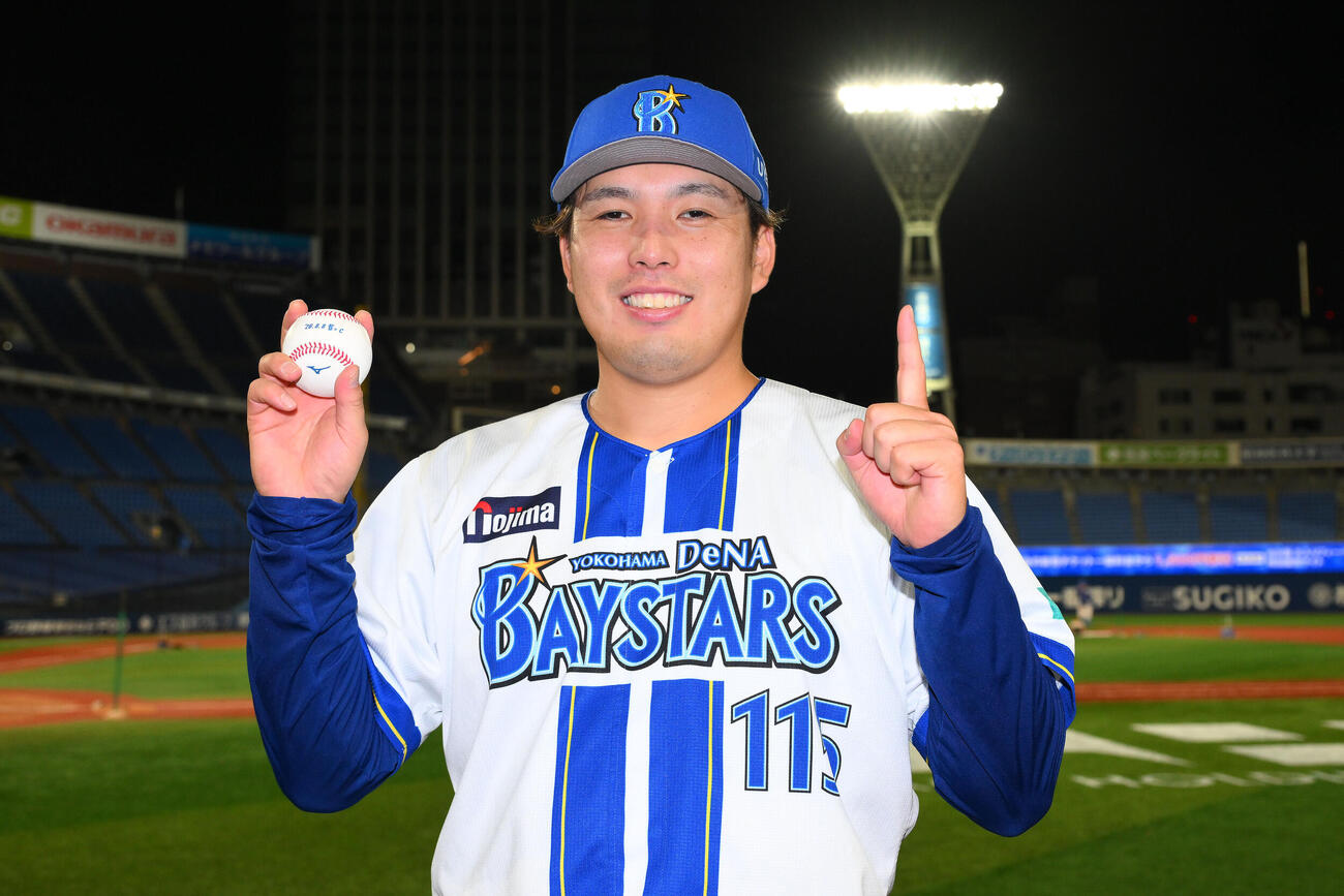 DeNA対広島　移籍後初勝利のDeNA馬場皐輔は記念撮影する（撮影・滝沢徹郎）