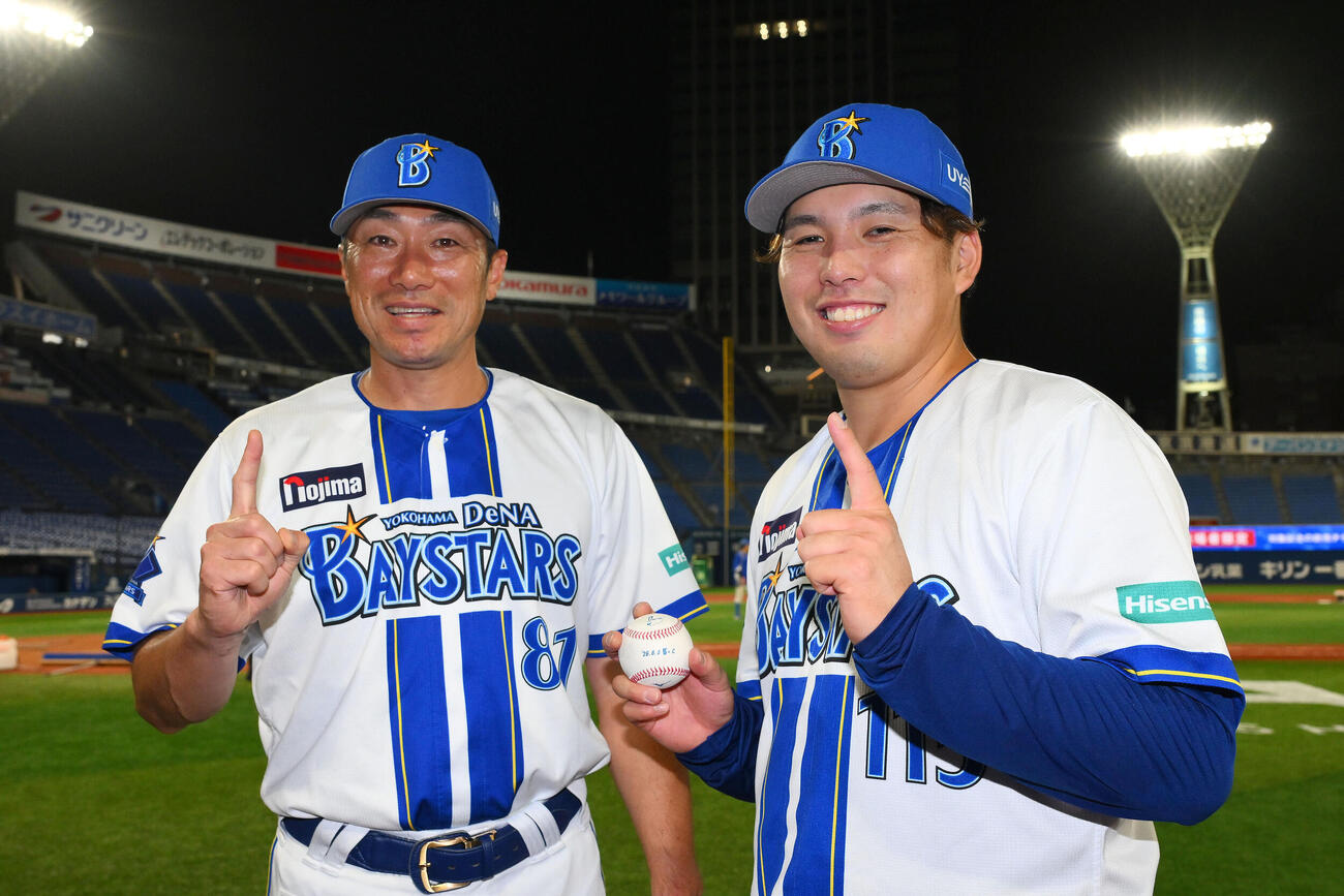 DeNA対広島　移籍後初勝利のDeNA馬場皐輔（右）は相川亮二監督と記念撮影する（撮影・滝沢徹郎）