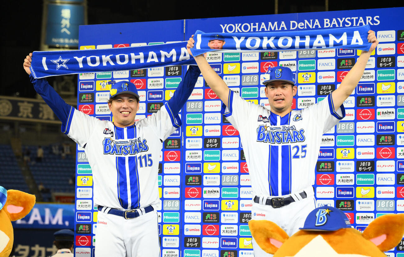 DeNA対広島　ヒーローインタビューを終えポーズを決めるDeNA馬場皐輔（左）と筒香嘉智（撮影・滝沢徹郎）
