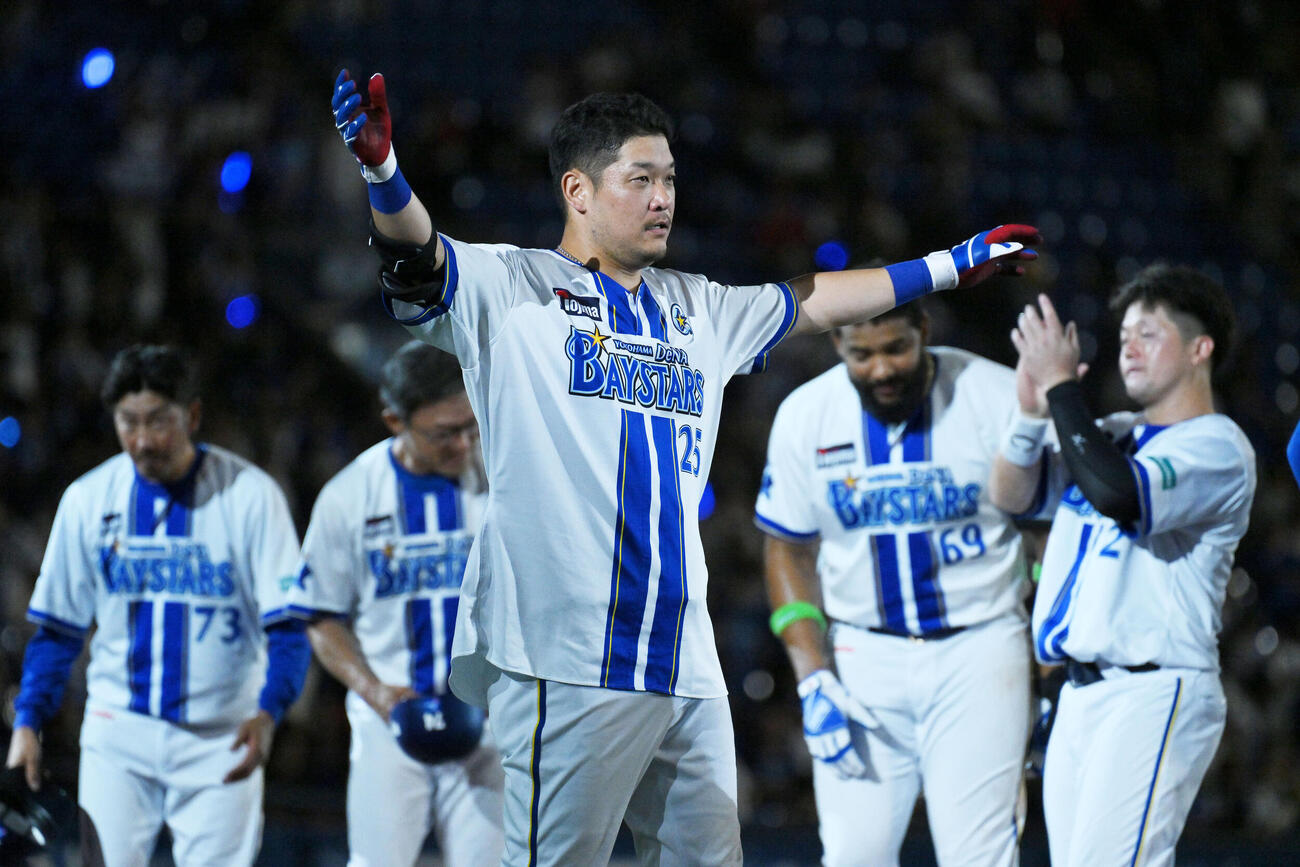 DeNA対広島　試合後、サヨナラ本塁打を放ったDeNA筒香嘉智（手前左）はファンにあいさつする（撮影・滝沢徹郎）