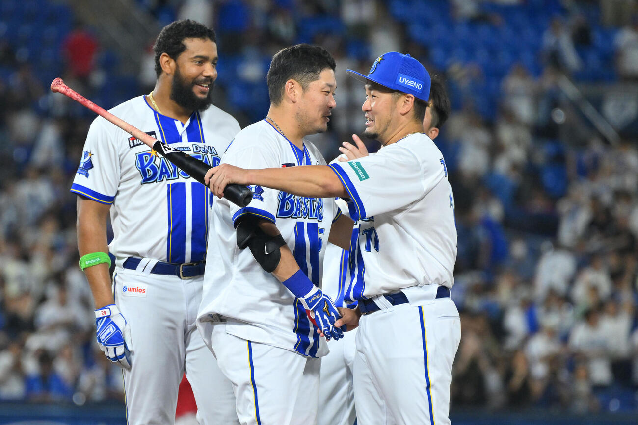 DeNA対広島　サヨナラ本塁打を放ったDeNA筒香嘉智（手前左）は戸柱恭孝とハグする（撮影・滝沢徹郎）