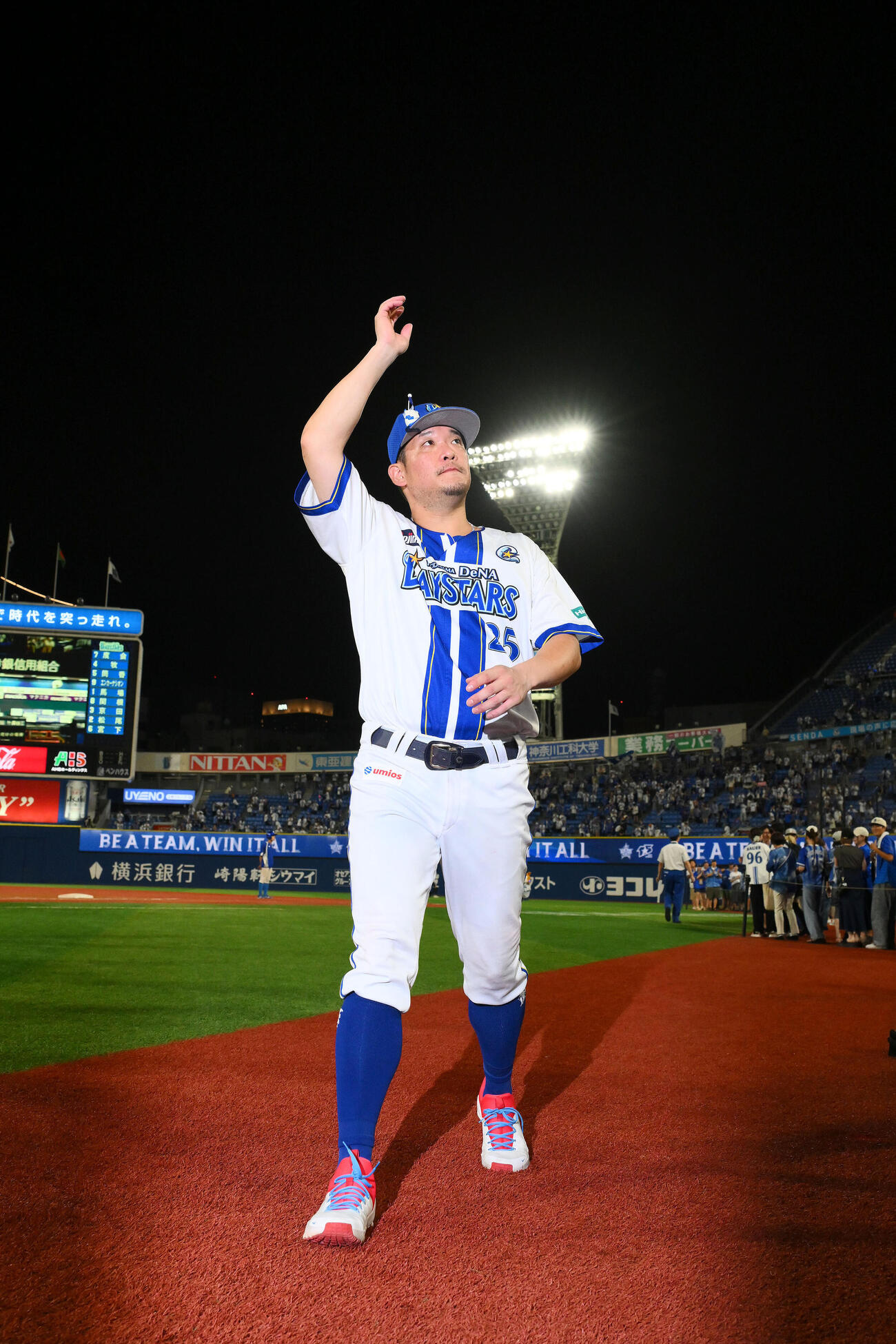 DeNA対広島　試合後、サヨナラ本塁打を放ったDeNA筒香嘉智はファンに手を振り引き上げる（撮影・滝沢徹郎）