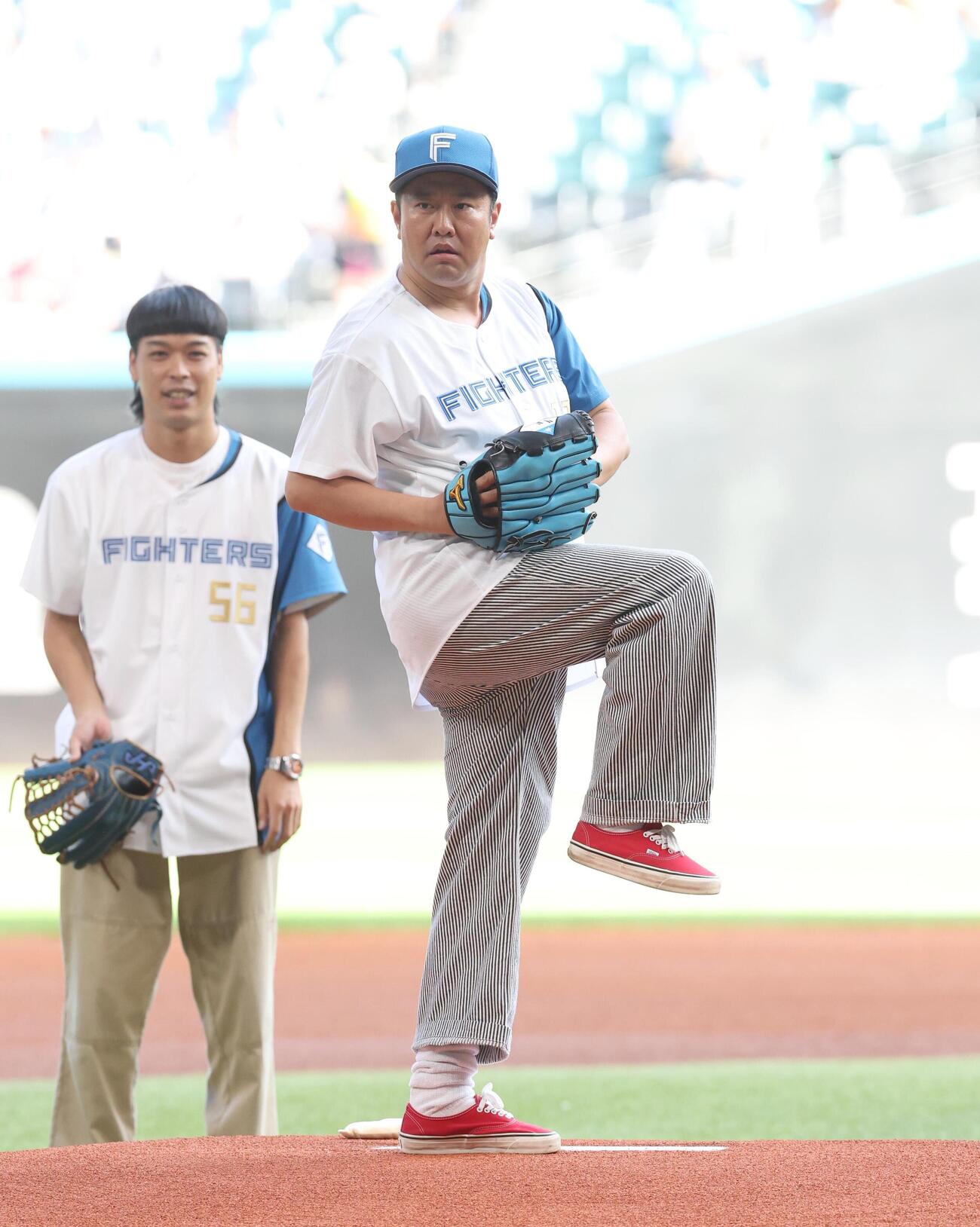 日本ハム対楽天　ファーストピッチセレモニーで投球するとにかく明るい安村（撮影・黒川智章）