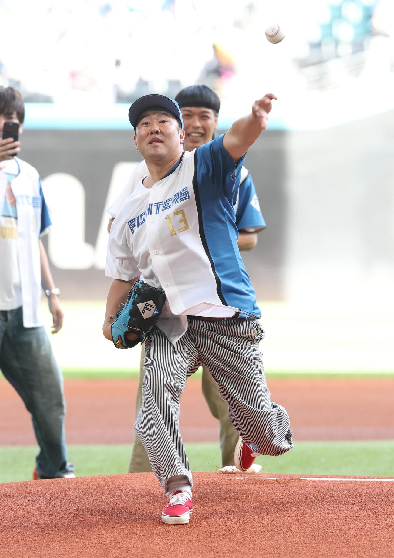 日本ハム対楽天　ファーストピッチセレモニーで投球するとにかく明るい安村（撮影・黒川智章）