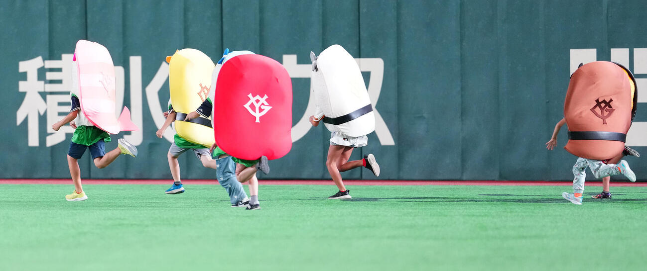 巨人対ヤクルト　すしレースで力走する子供たち（撮影・鈴木みどり）