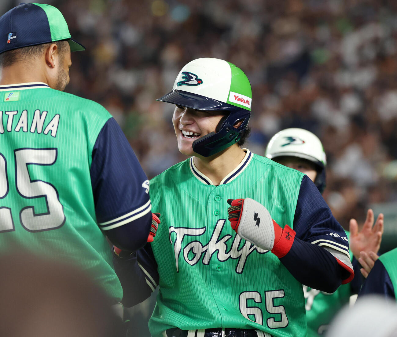 巨人対ヤクルト　4回表ヤクルト2死二塁、2点本塁打を放ち笑顔でナインとタッチを交わす鈴木叶（撮影・増田悦実）