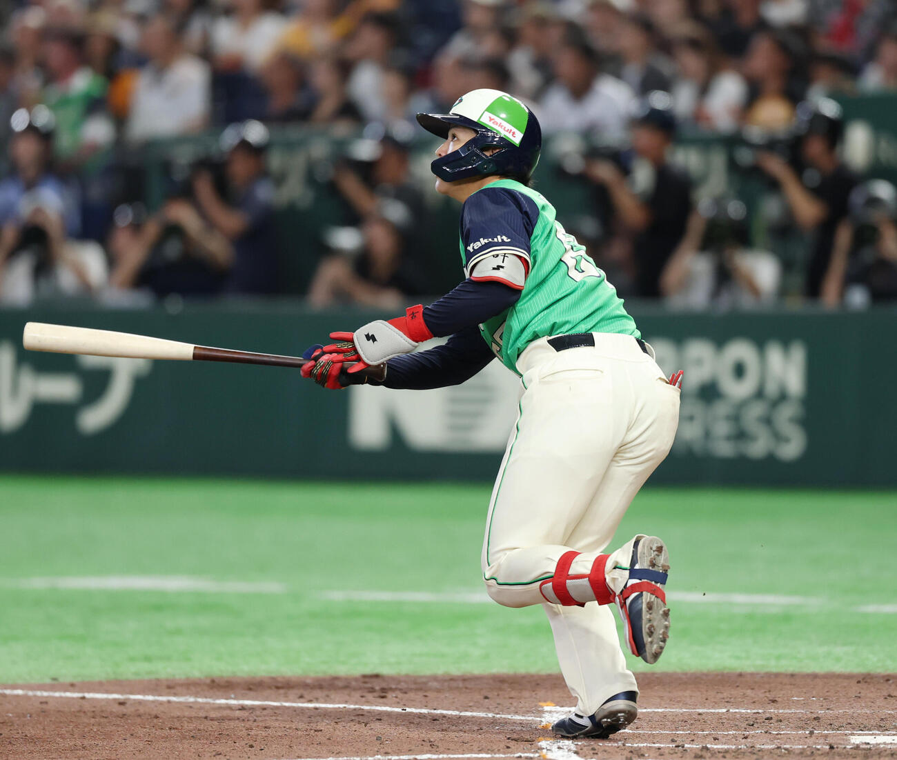 巨人対ヤクルト　4回表ヤクルト2死二塁、2点本塁打を放つ鈴木叶（撮影・増田悦実）