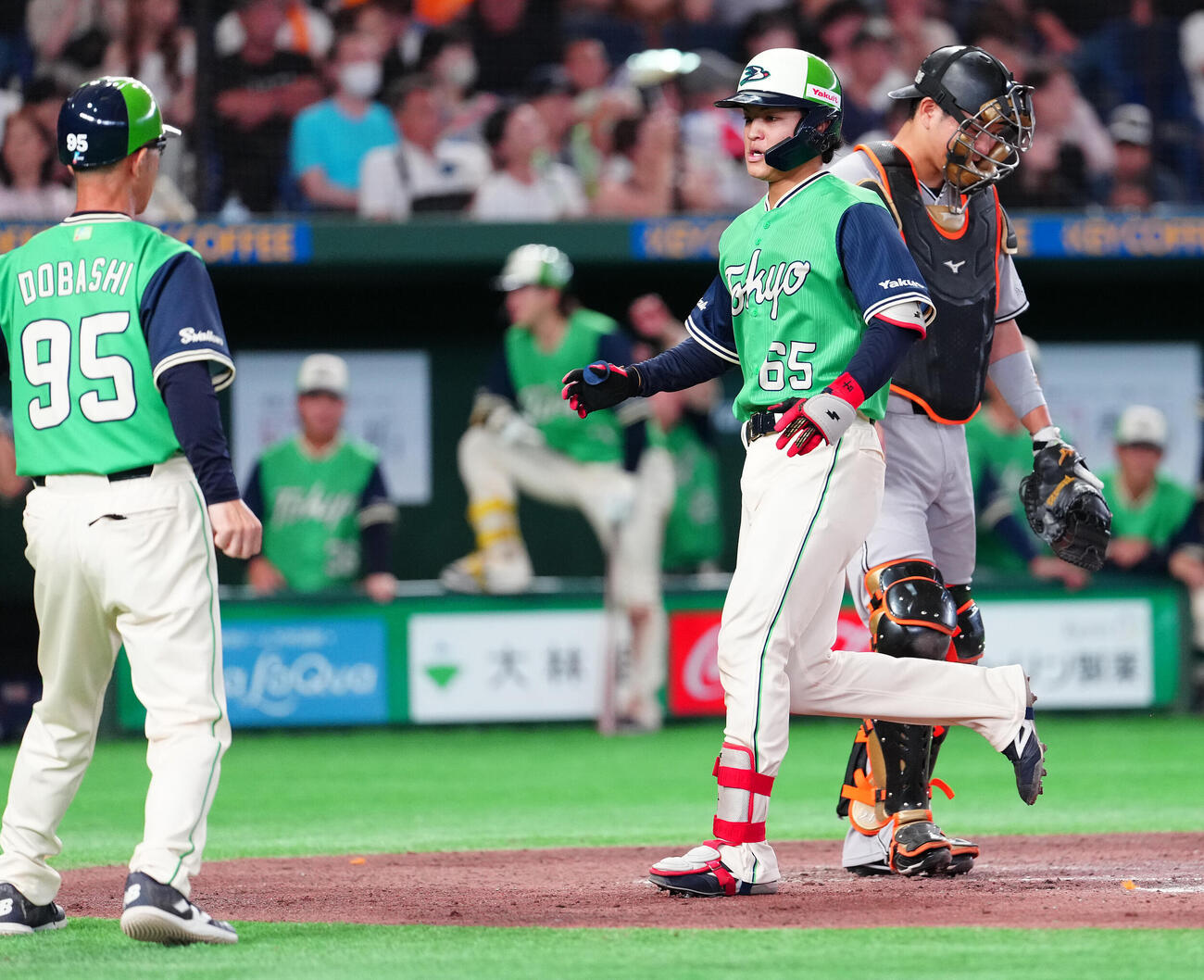 巨人対ヤクルト　4回表ヤクルト2死二塁、2点本塁打を放った鈴木叶は生還（撮影・鈴木みどり）