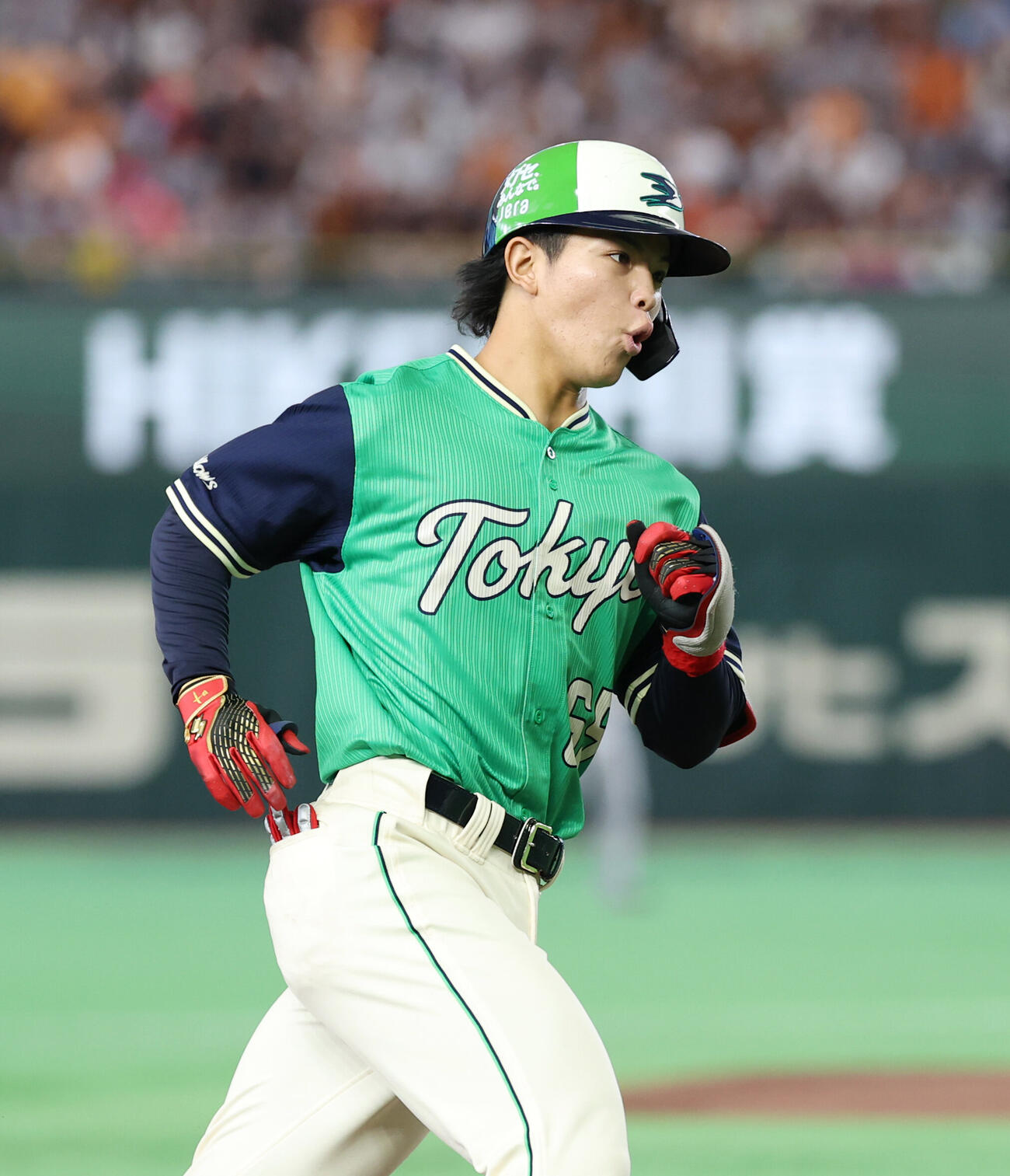 巨人対ヤクルト　4回表ヤクルト2死二塁、2点本塁打を放つ鈴木叶（撮影・増田悦実）