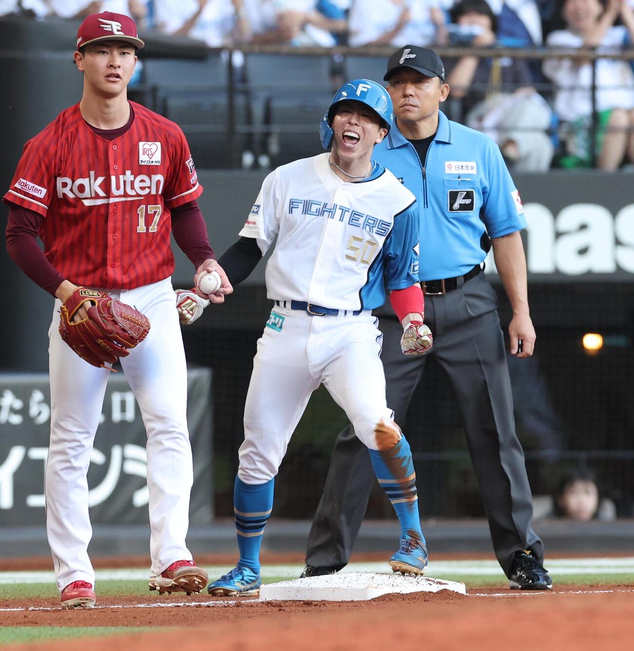 日本ハム対楽天　7回裏日本ハム無死一塁、水野達稀の送りバントで三塁に進塁し叫ぶ五十幡亮汰（撮影・黒川智章）