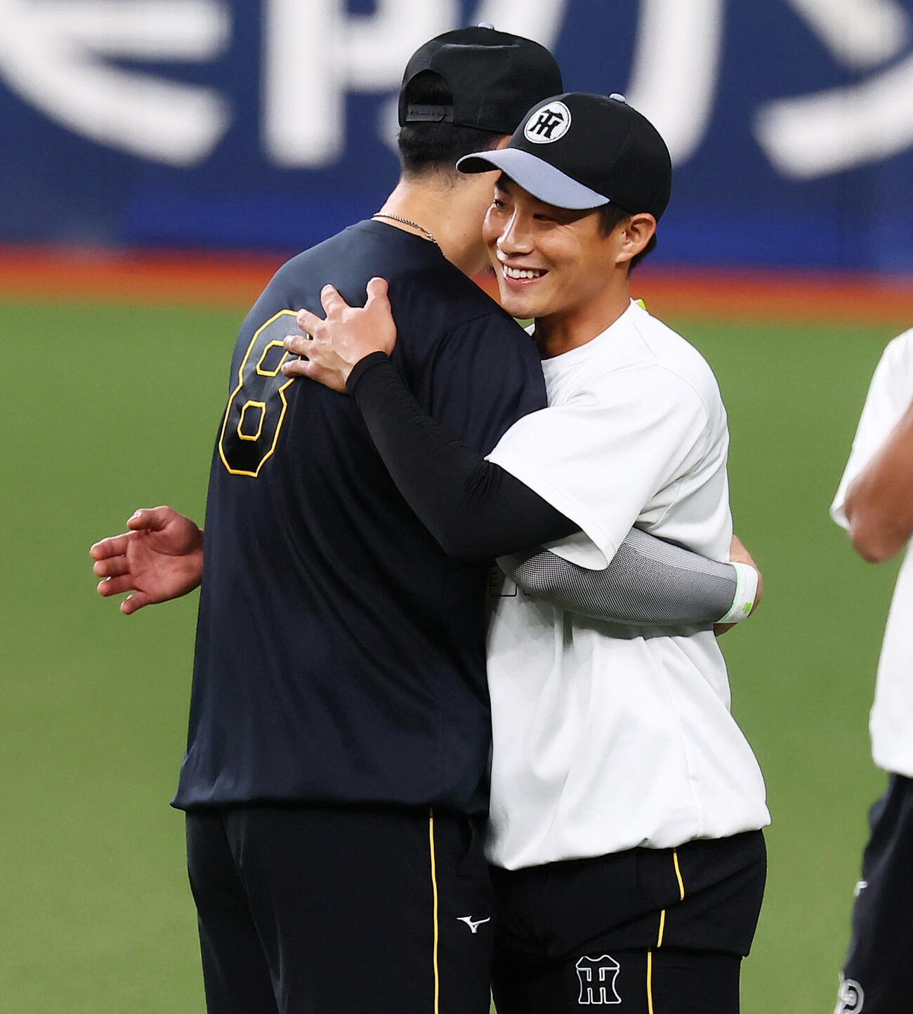 阪神対中日　佐藤輝明（左）とハグする阪神木浪聖也（撮影・加藤哉）