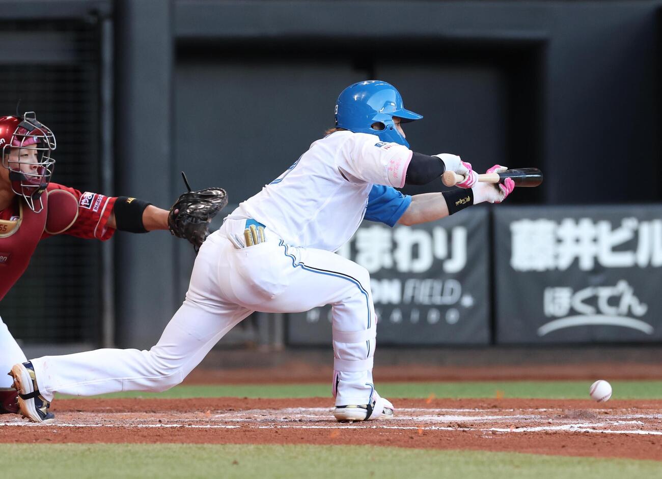日本ハム対楽天　7回裏日本ハム無死一塁、送りバントを決める水野達稀（撮影・黒川智章）