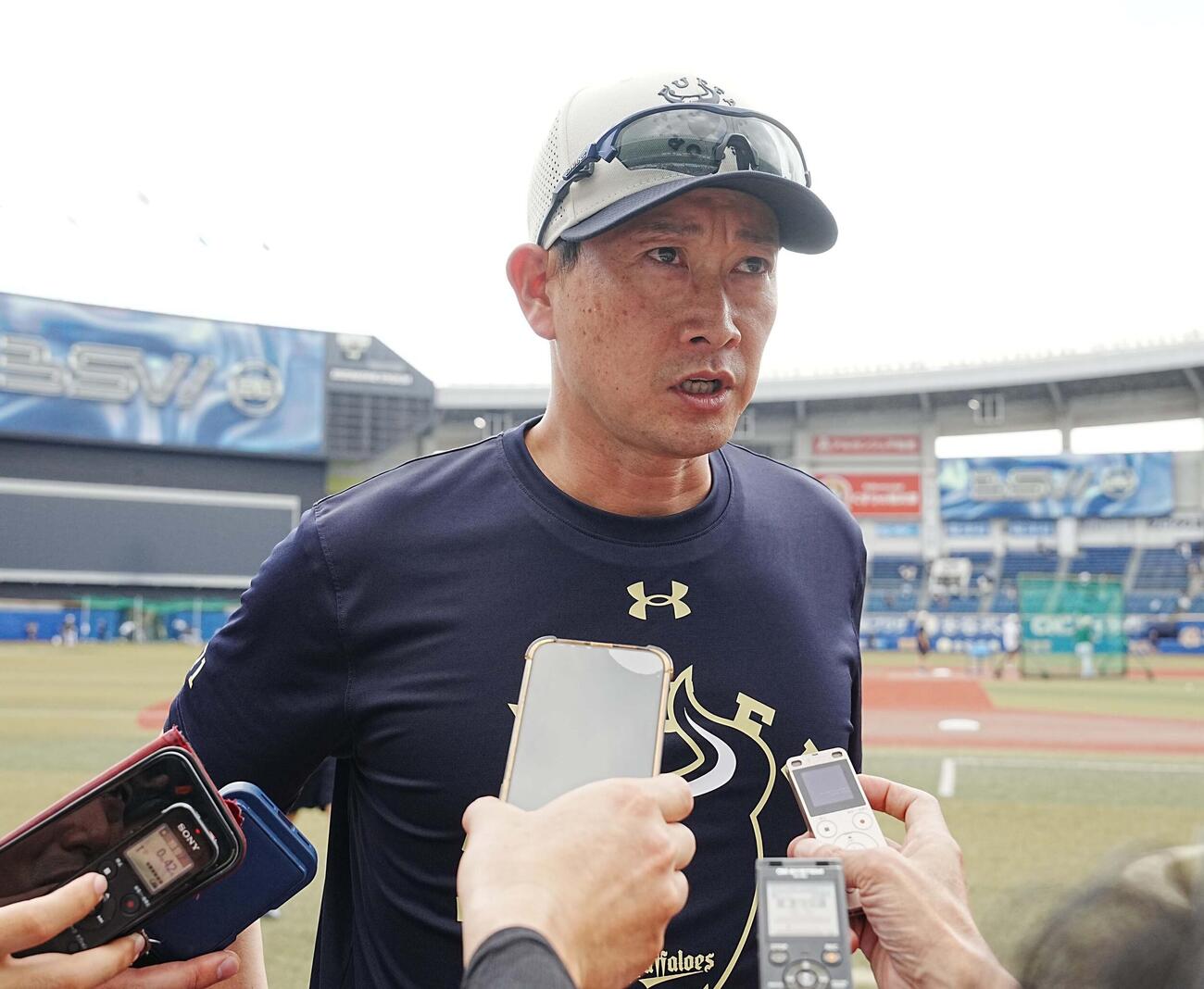 ロッテ対オリックス　今季限りでの引退を発表した平野佳寿投手兼投手コーチについてコメントするオリックス岸田護監督（撮影・小沢裕）