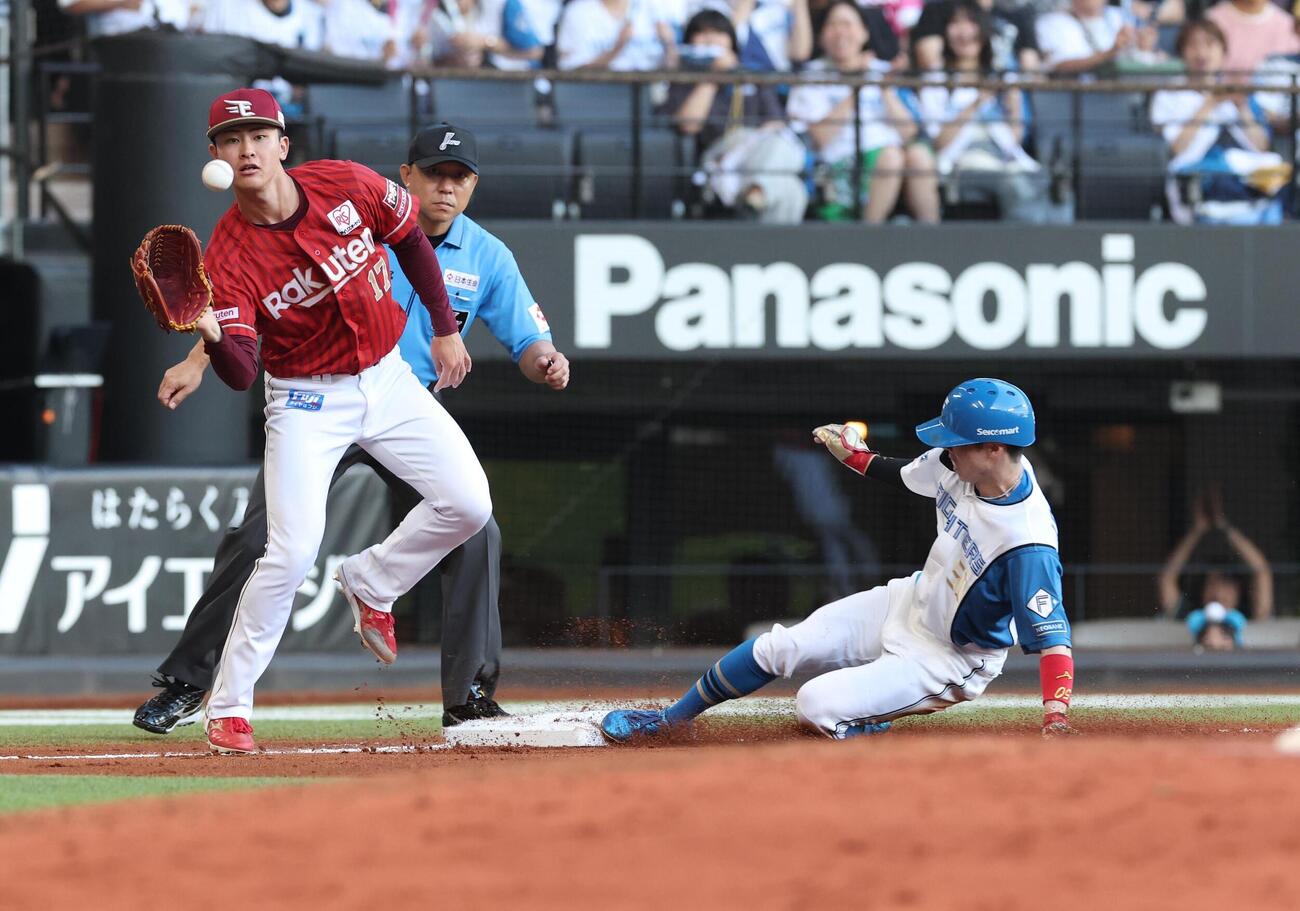 日本ハム対楽天　7回裏日本ハム無死一塁、水野達稀の送りバントで三塁に進塁する五十幡亮汰（撮影・黒川智章）