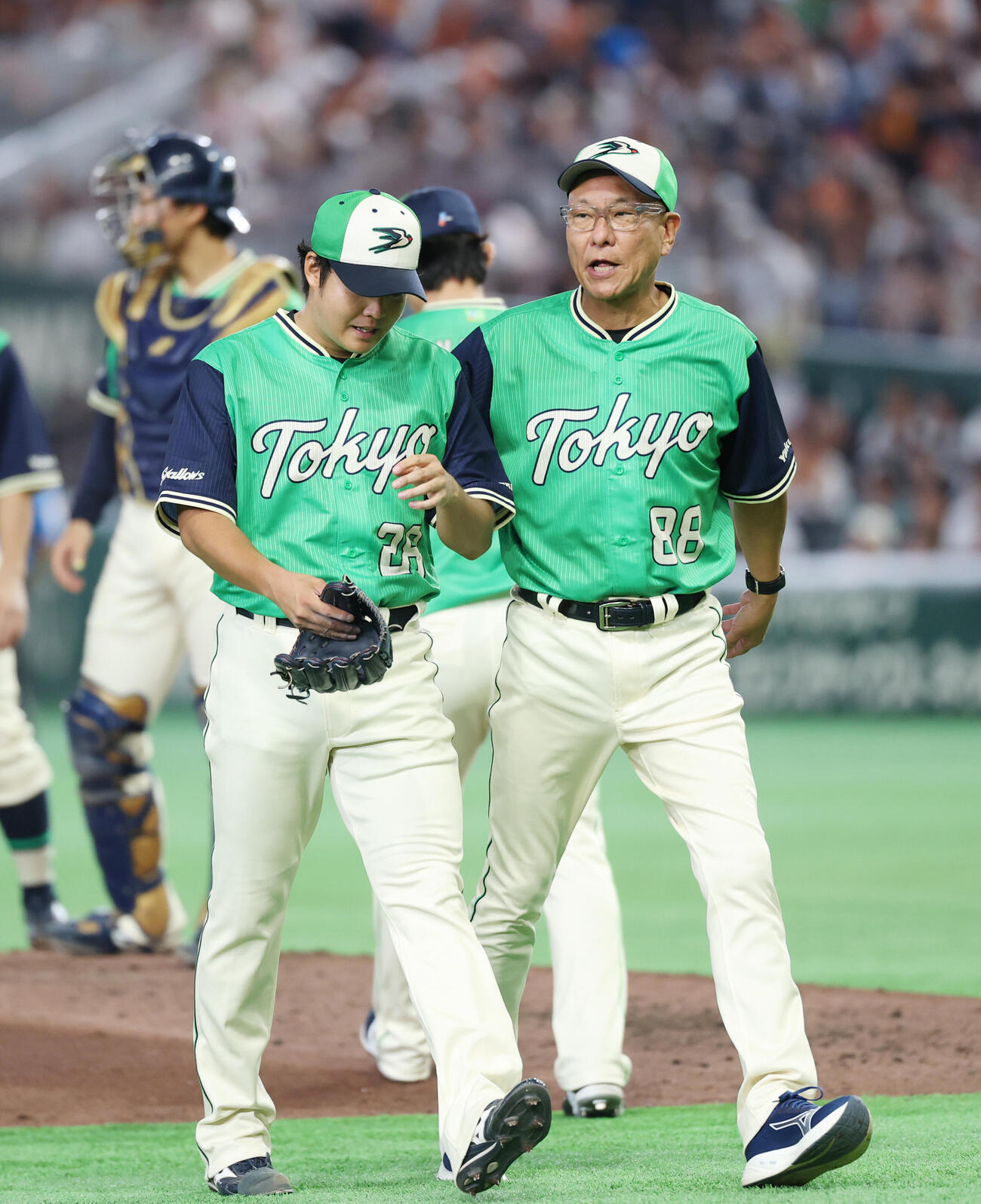 巨人対ヤクルト　6回裏巨人1死二、三塁、交代の松本健吾（左）に声をかけながらベンチに戻る池山隆寛監督（撮影・増田悦実）