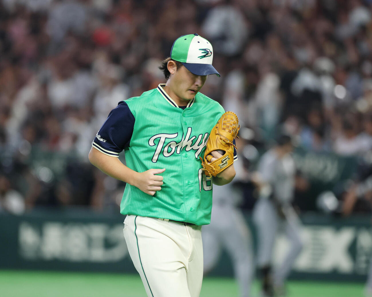 巨人対ヤクルト　6回を終えがっくりとベンチに戻る阪口皓亮（撮影・増田悦実）