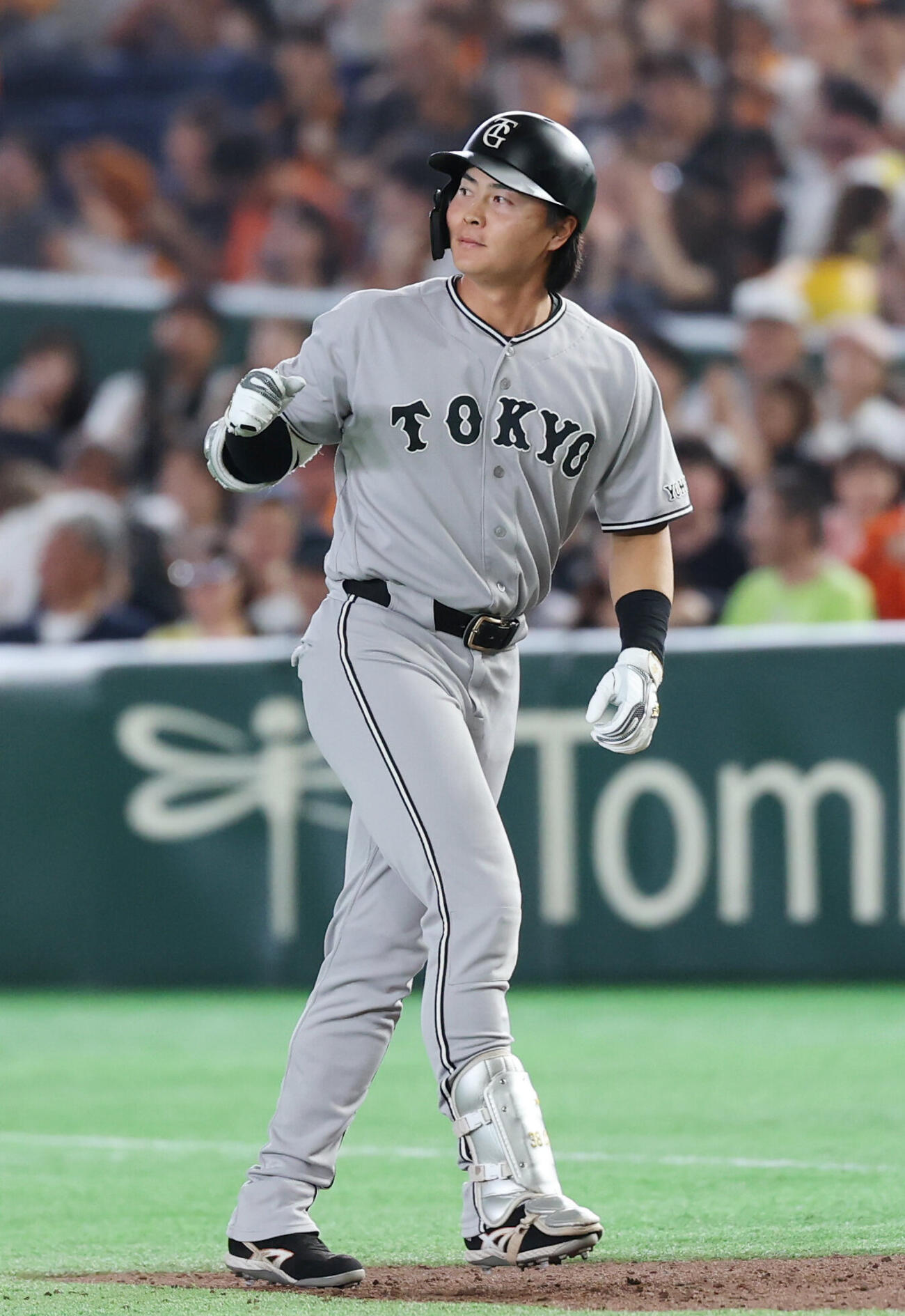 巨人対ヤクルト　6回裏巨人2死一、三塁、適時打を放ちガッツポーズをする岡田悠希（撮影・増田悦実）