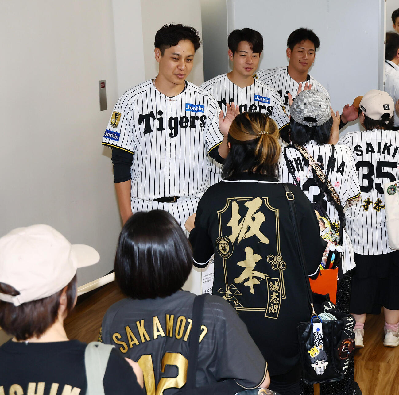 阪神対中日　令和8年熊本地震被災者への募金活動を行う、左から阪神大竹耕太郎、下村海翔、伊原陵人（撮影・加藤哉）