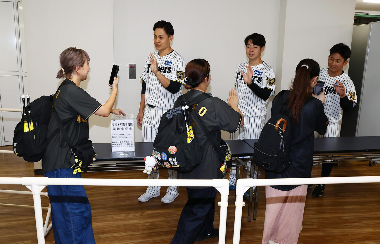 阪神対中日　令和8年熊本地震被災者へ募金活動を行う、左から阪神大竹耕太郎、下村海翔、伊原陵人（撮影・加藤哉）