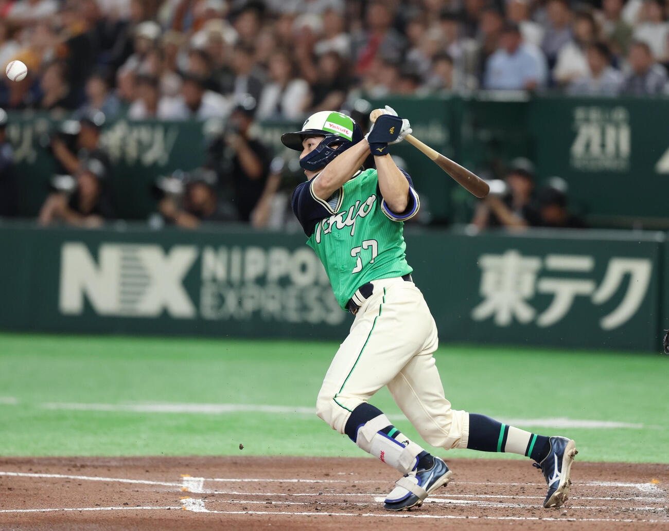 巨人対ヤクルト　3回表ヤクルト2死二塁、内野安打を放つ山野辺翔（撮影・増田悦実）