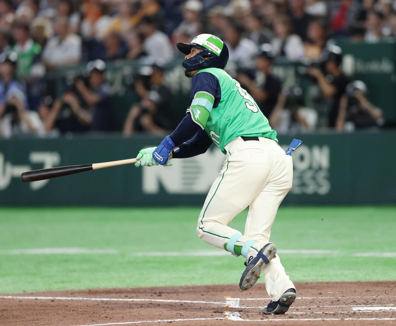 巨人対ヤクルト　4回表ヤクルト1死一、二塁、犠飛を放つモンテル（撮影・増田悦実）
